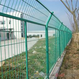 迪森丝网制造厂 构筑道路安全的坚固防线——专业解析公路护栏网、隔离栅与双边丝护栏网